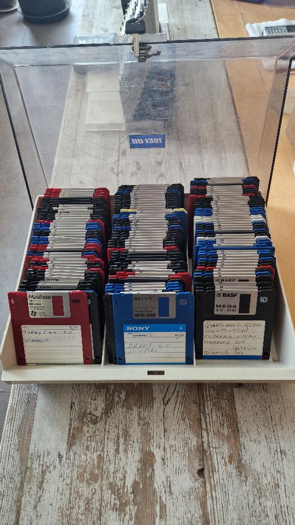 Meer dan 200 3.5" HD Microdisks 1.44MB + bewaardozen, Ophalen, Vintage computer
