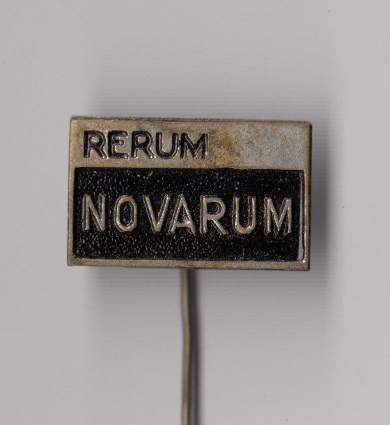 Paus Rome Rerum Novarum 1891 Schrift speldje, Gebruikt, Niet vindbaar, Niet vindbaar, Speldje of Pin