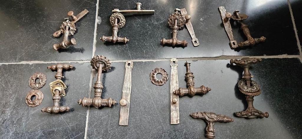 Antiek gietijzeren boeren klinkstel deurbeslag  deurklinken, Antiek en Kunst, Antiek | Gereedschap en Instrumenten, Ophalen of Verzenden