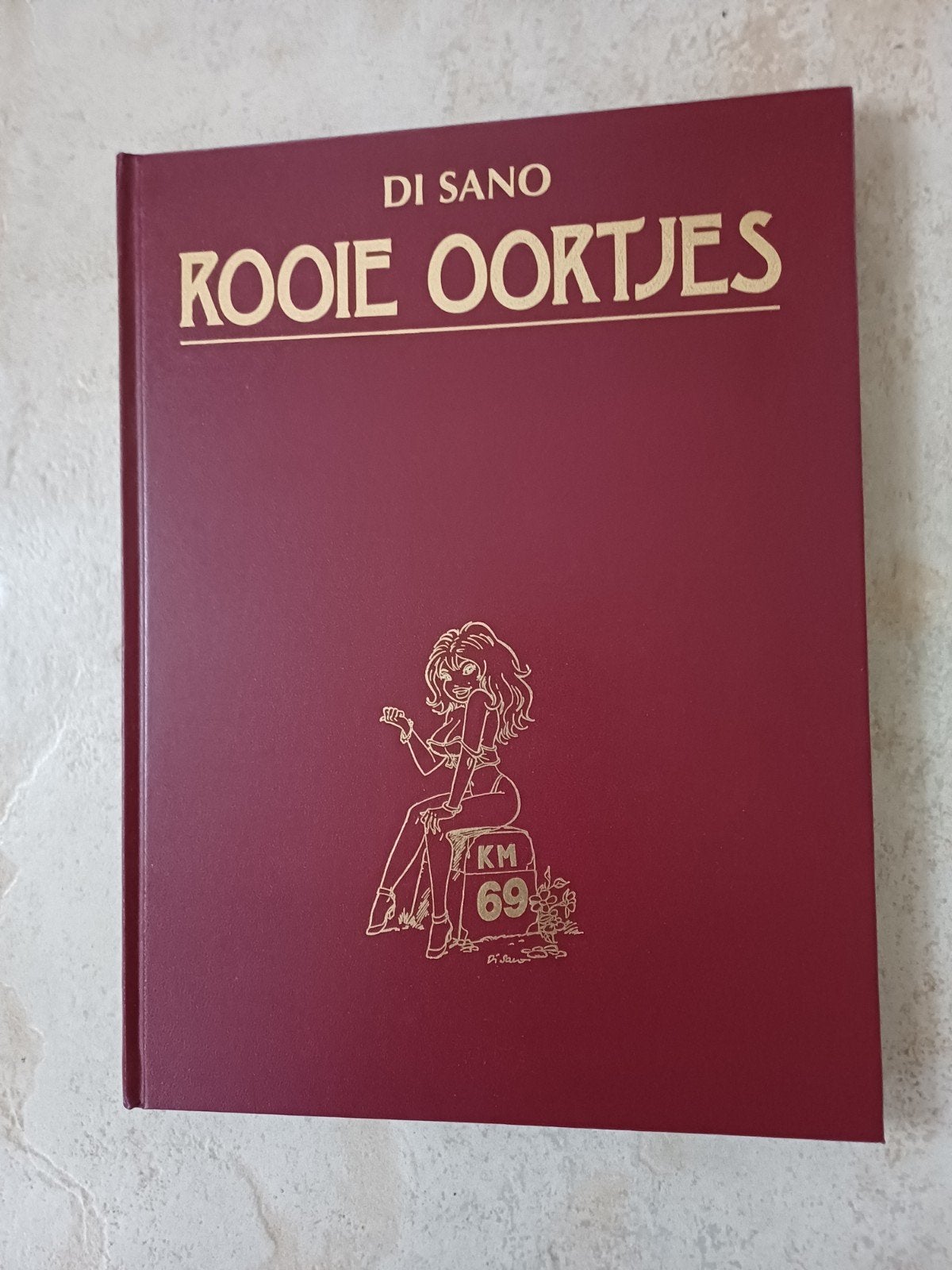 Rooie Oortjes - Bruno di Sano - Hardcover 1998, Eén stripboek, Ophalen of Verzenden, Zo goed als nieuw, Bruno di Sano