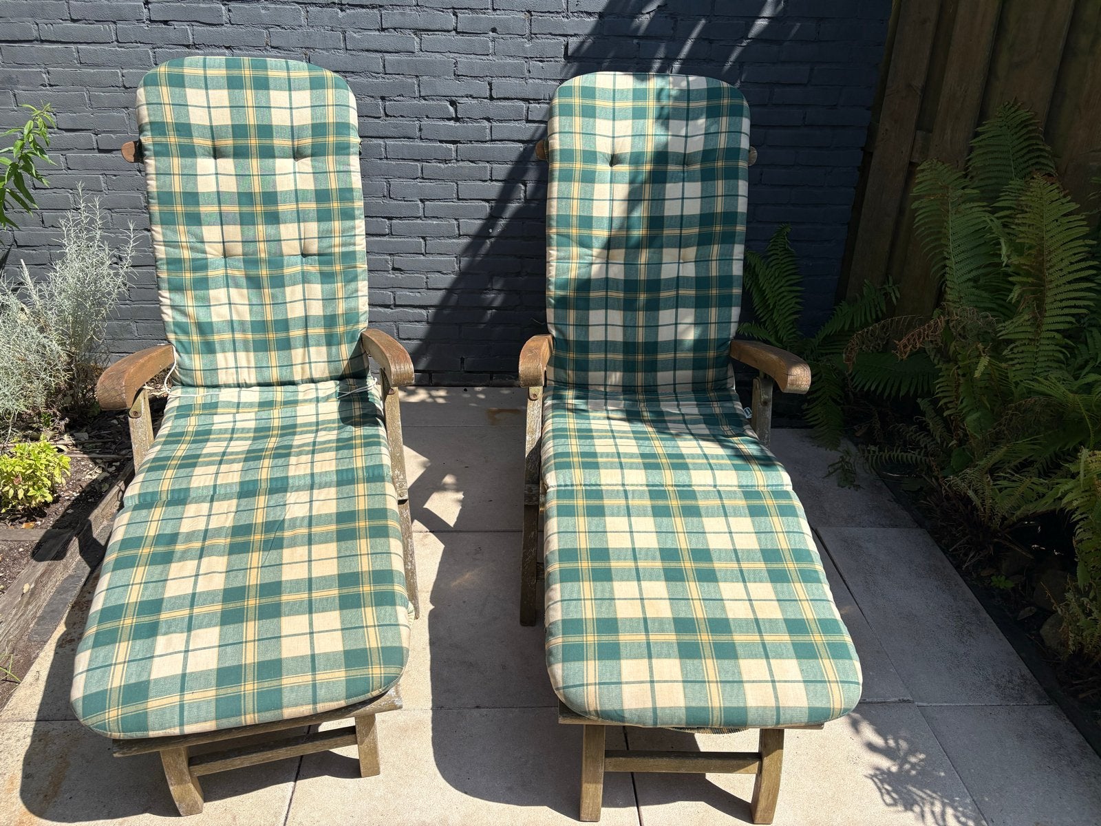 2x Teakhouten Ligstoelen met Geruite Kussens, Tuin en Terras, Ophalen of Verzenden, Gebruikt, Teakhout, Verstelbaar