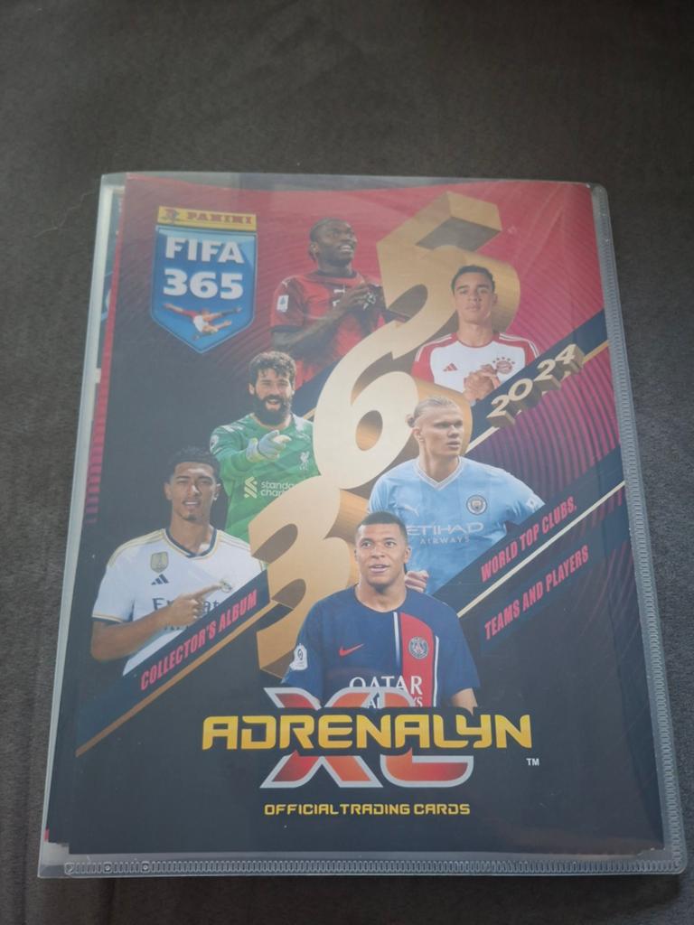 Panini FIFA 365 Adrenalyn XL 2024 Kaartenmap + Veel Special, Ophalen of Verzenden, Zo goed als nieuw, Meerdere plaatjes