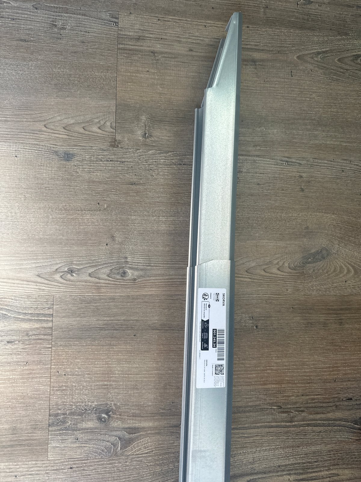 IKEA SKORVA middenbalk voor bed - Nieuw, Huis en Inrichting, Slaapkamer | Bedden, Ophalen, Nieuw, Grijs, Metaal