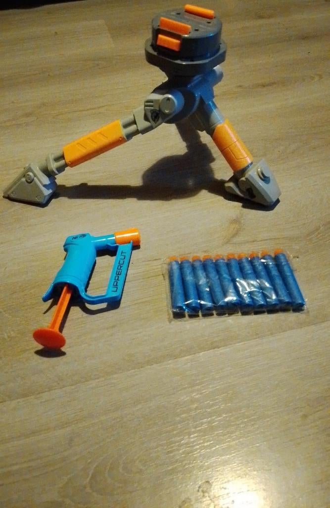 MACINE GUN STATIEF + NERF PISTOOL EN PIJLTJES, Ophalen of Verzenden, Gebruikt