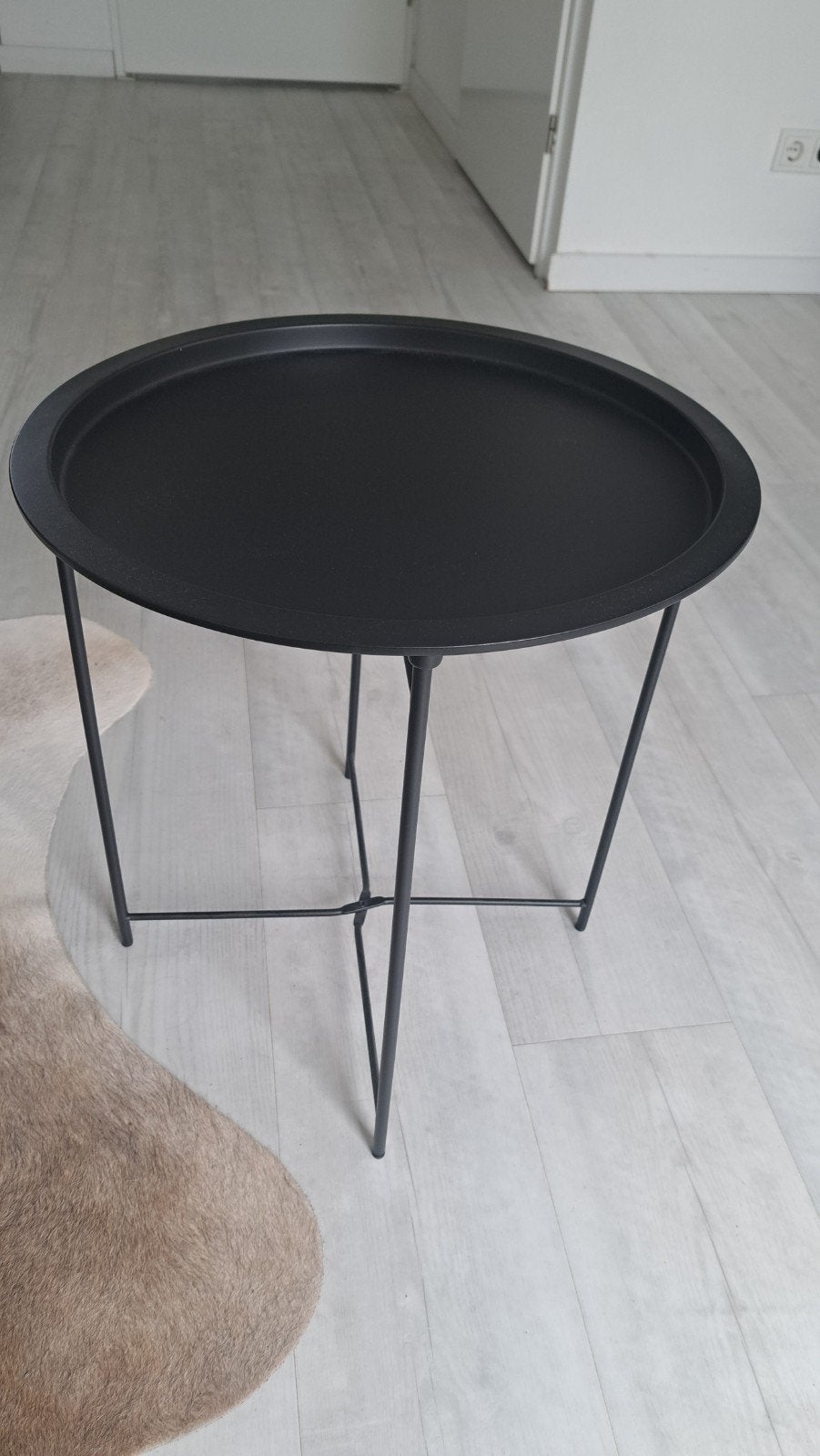 Bijzettafel JYSK. Metaal., Huis en Inrichting, Tafels | Bijzettafels, Minder dan 55 cm, Metaal of Aluminium, Rond, Ophalen of Verzenden