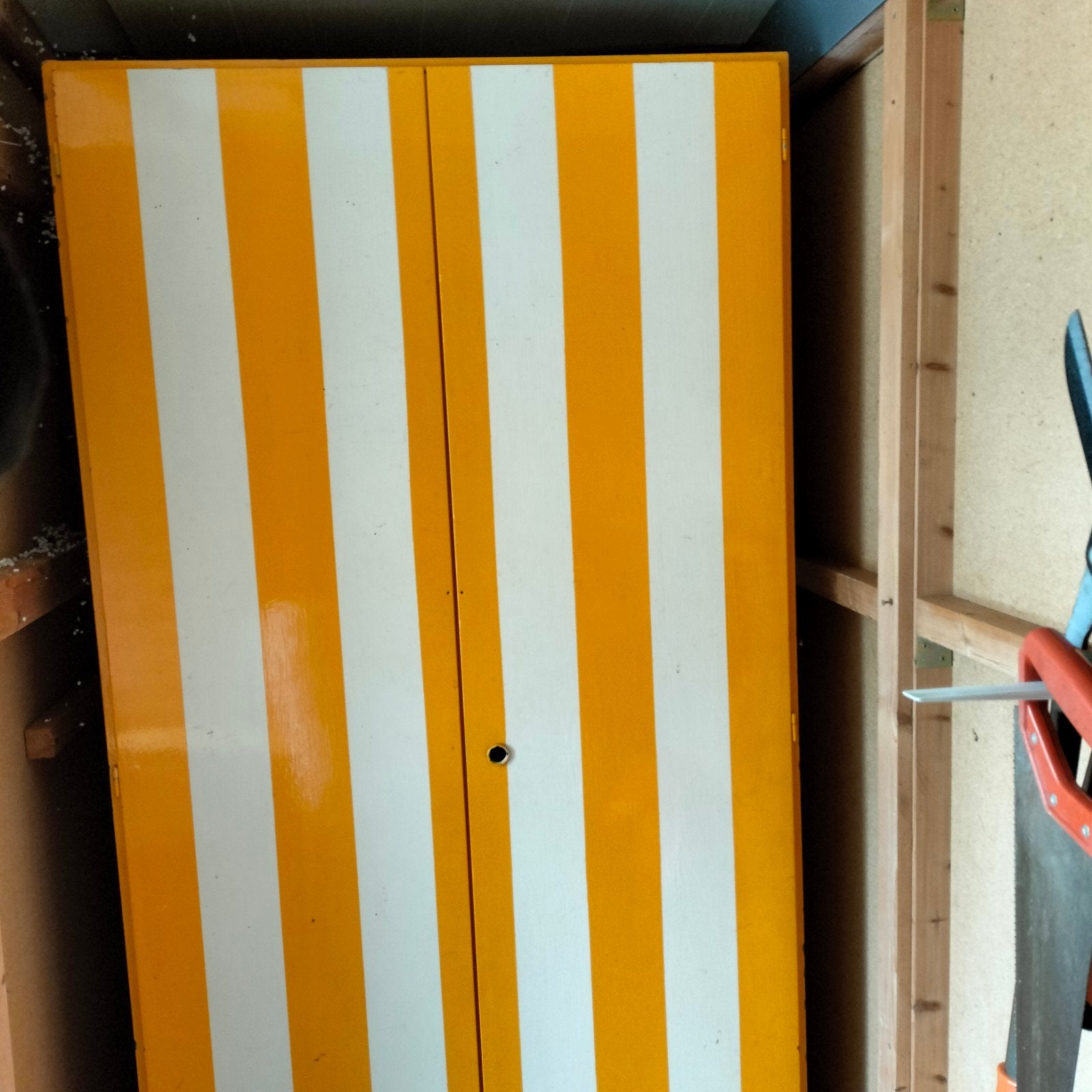 Gestreepte houten kast met planken en spiegel, Huis en Inrichting, Ophalen, Gebruikt