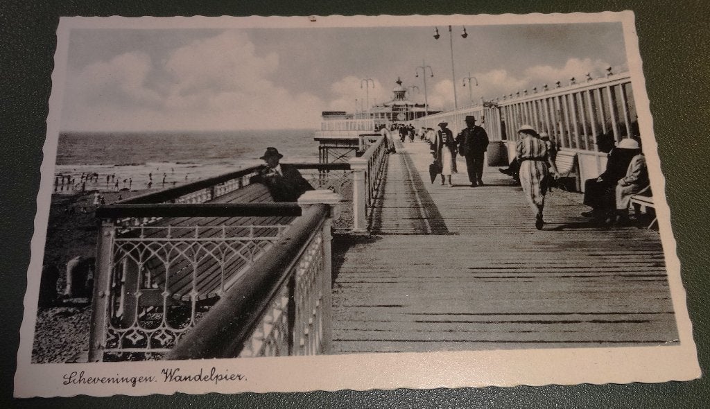 Scheveningen - Flaneren en rusten op Wandelpier - KDh02, Verzamelen, Ophalen of Verzenden, Voor 1920, Ongelopen, Zuid-Holland