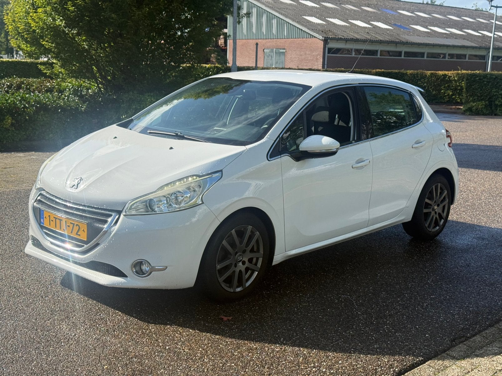 Peugeot 208 1.6 E-hdi 68KW/92PK 5-D 2014 Wit, Auto's, Voorwielaandrijving, 4 cilinders, 1055 kg, Wit