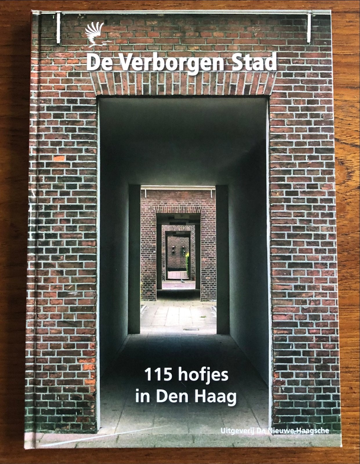 De Verborgen Stad: 115 hofjes in Den Haag, Ophalen of Verzenden, 20e eeuw of later, Zo goed als nieuw