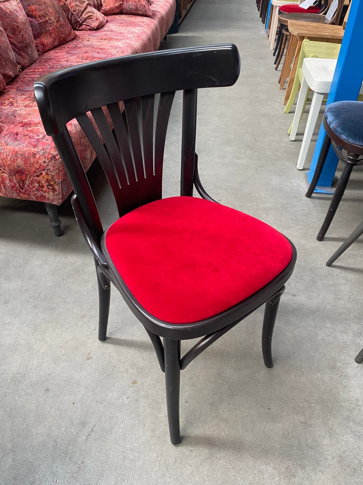 Cafestoel Carla waaier velvet rood. Met & zonder arm, Huis en Inrichting, Stoelen, Gebruikt, Ophalen of Verzenden, Vijf, Zes of meer stoelen