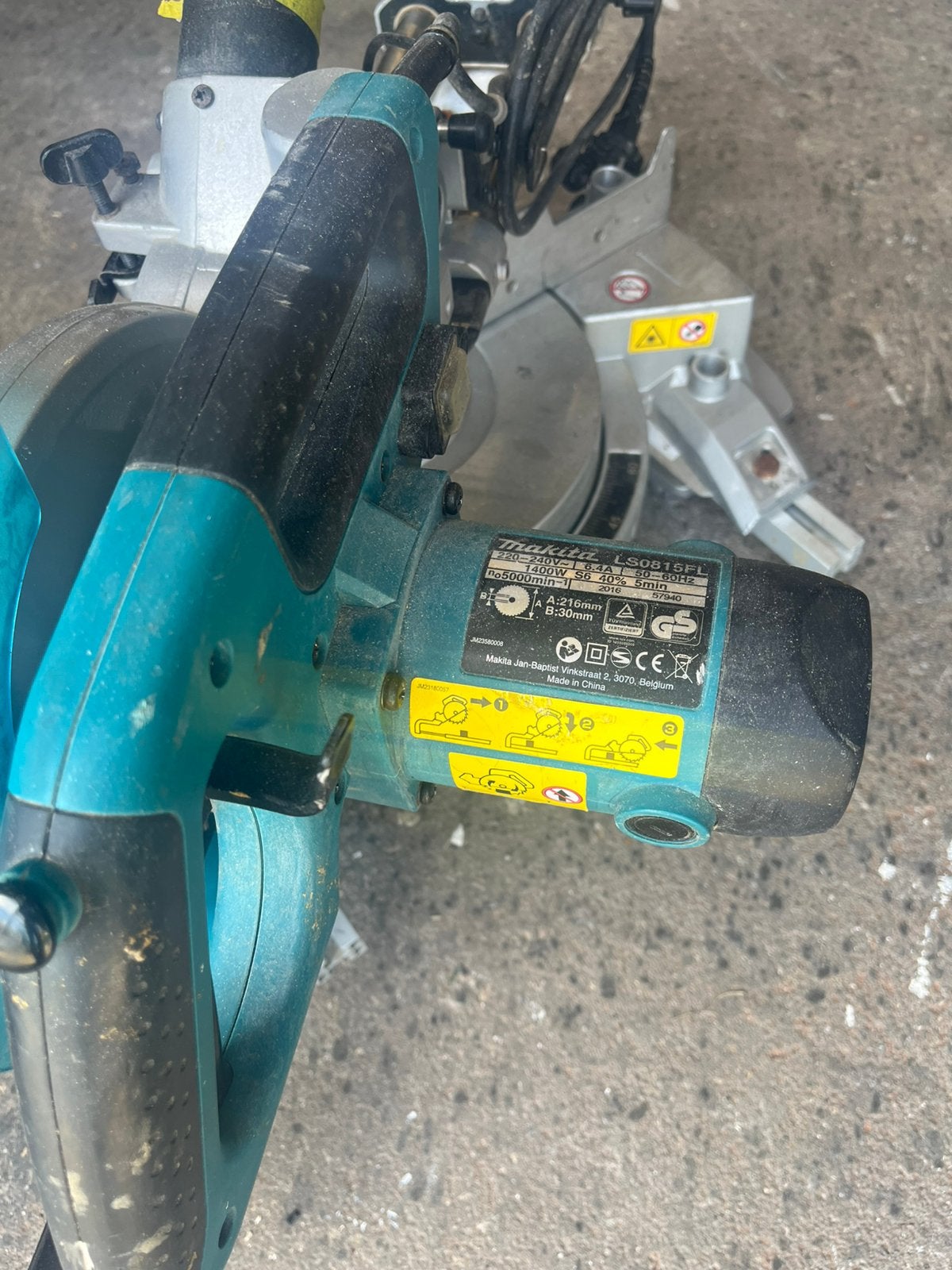 Foto 3 van Makita afkortzaag met onderstel