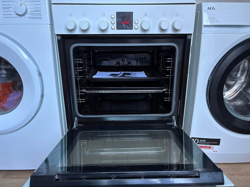 In zeer nette staat Bosch 4 pits gasfornuis/HeteLucht oven, Bosch, Zo goed als nieuw, Energieklasse A of zuiniger, Gas