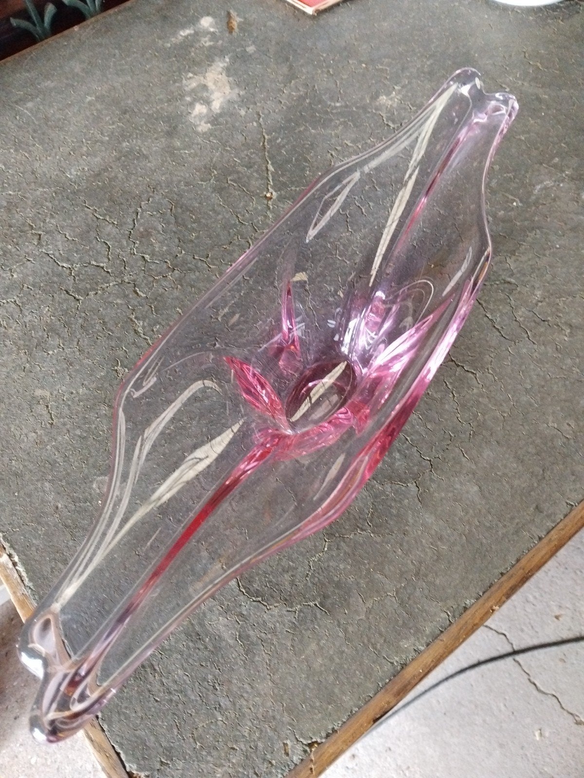 Antieke schaal, blank en roze glas br 40,5- 12,5 cm, Ophalen of Verzenden
