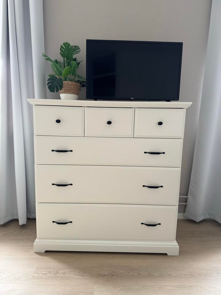 IKEA ladekast in goede staat met kleine beschadiging, Huis en Inrichting, Kasten | Ladekasten, Ophalen, 100 tot 150 cm, 5 laden of meer