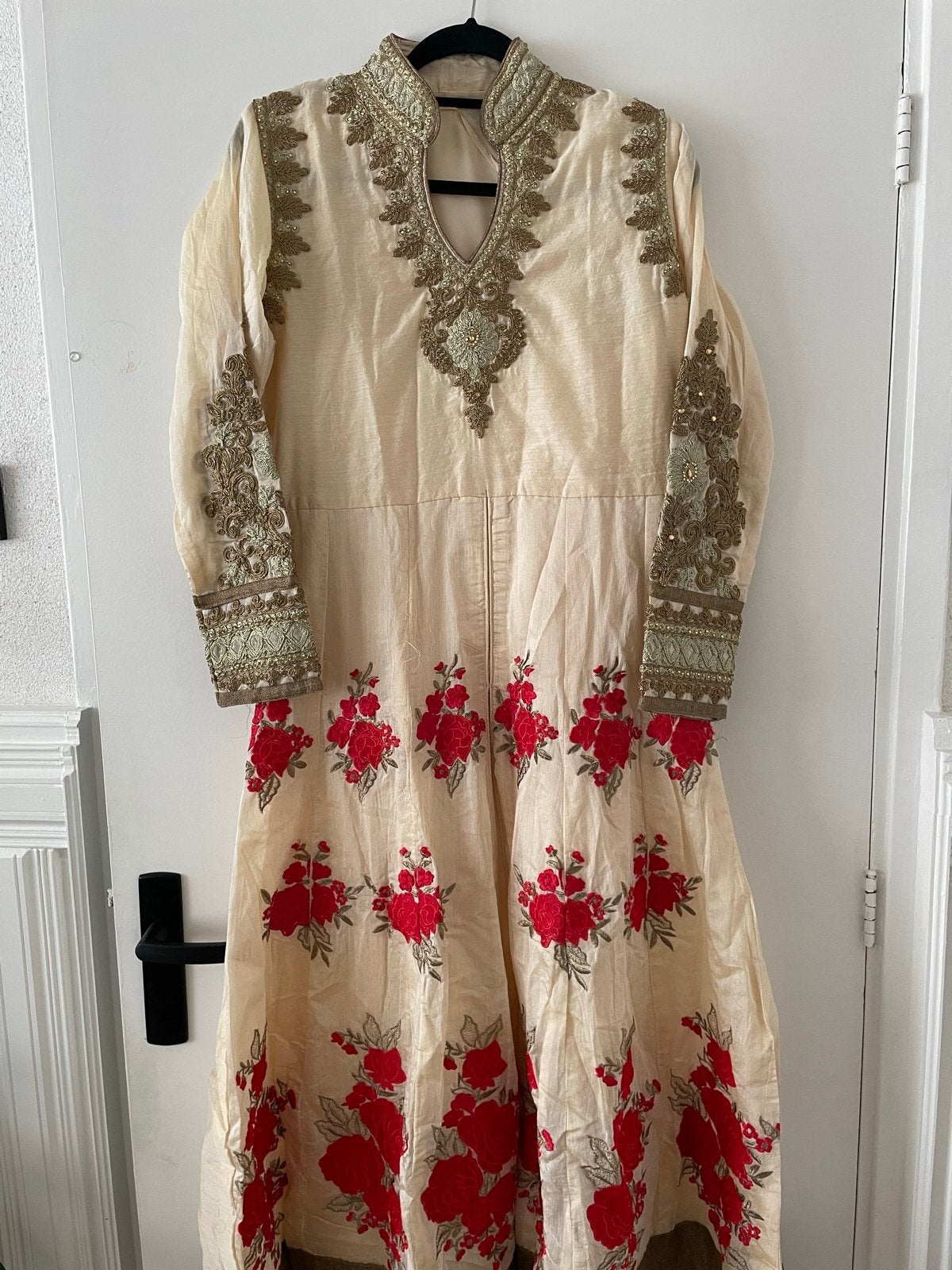Traditionele Indiase jurk met borduursels en rok, Beige, Zo goed als nieuw, Onder de knie, Ophalen
