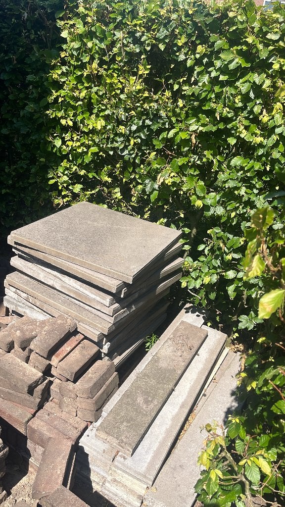 GRATIS AF TE HALEN, tuintegels, waaltjes en opsluitbanden, Tuin en Terras, Ophalen, Gebruikt, Klinkers, 10 m² of meer