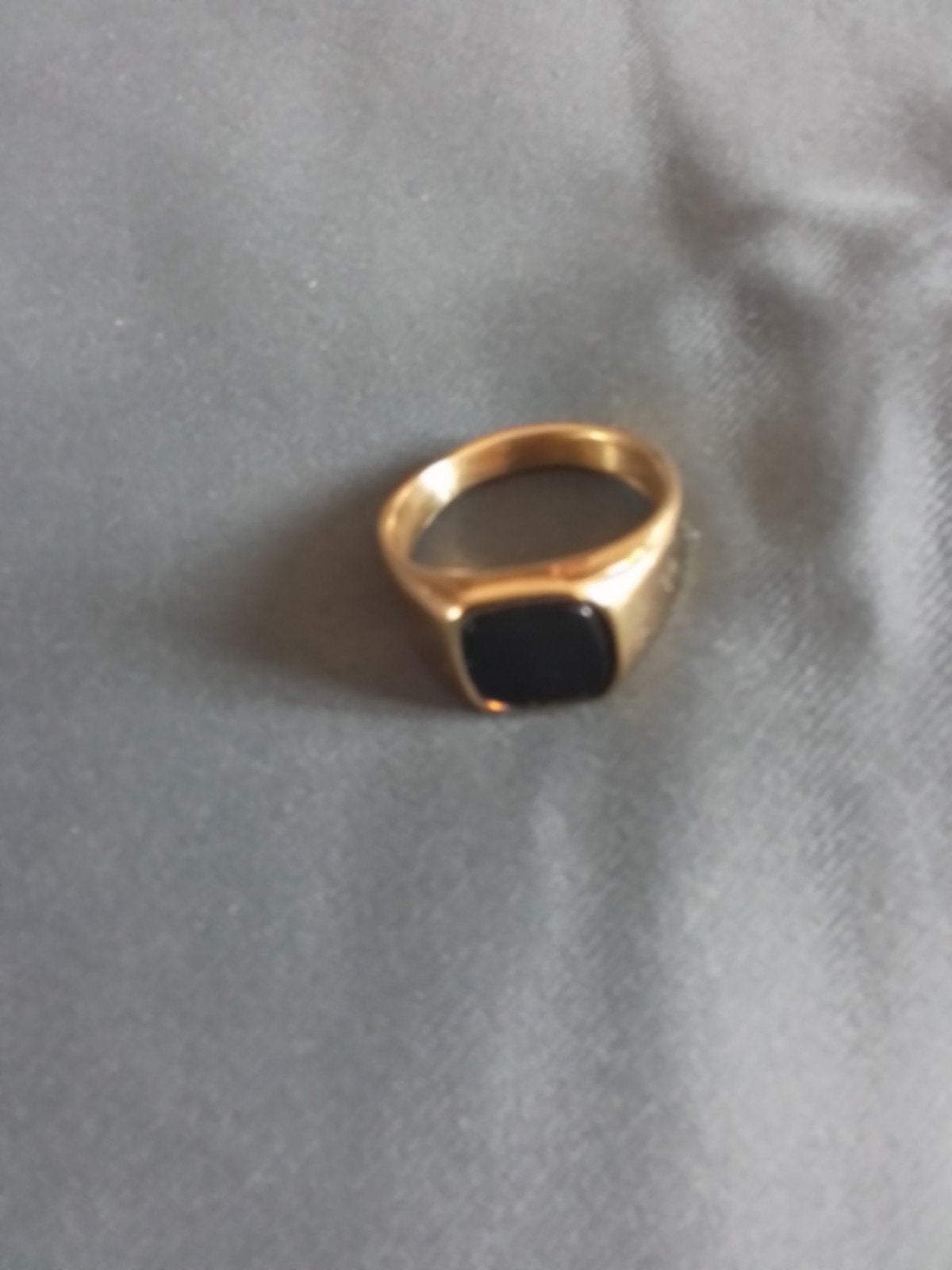 zegelring met zwarte steen, Sieraden, Tassen en Uiterlijk, Ringen, 18 tot 19, Ophalen of Verzenden, Zo goed als nieuw, Dame of Heer
