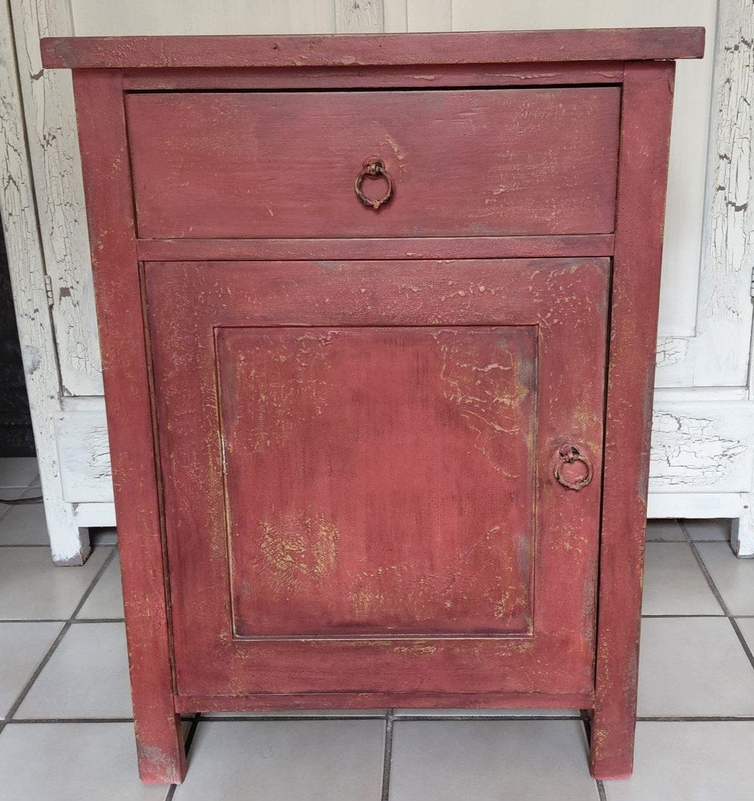 Antiek rood kastje met lade en deur, Ophalen