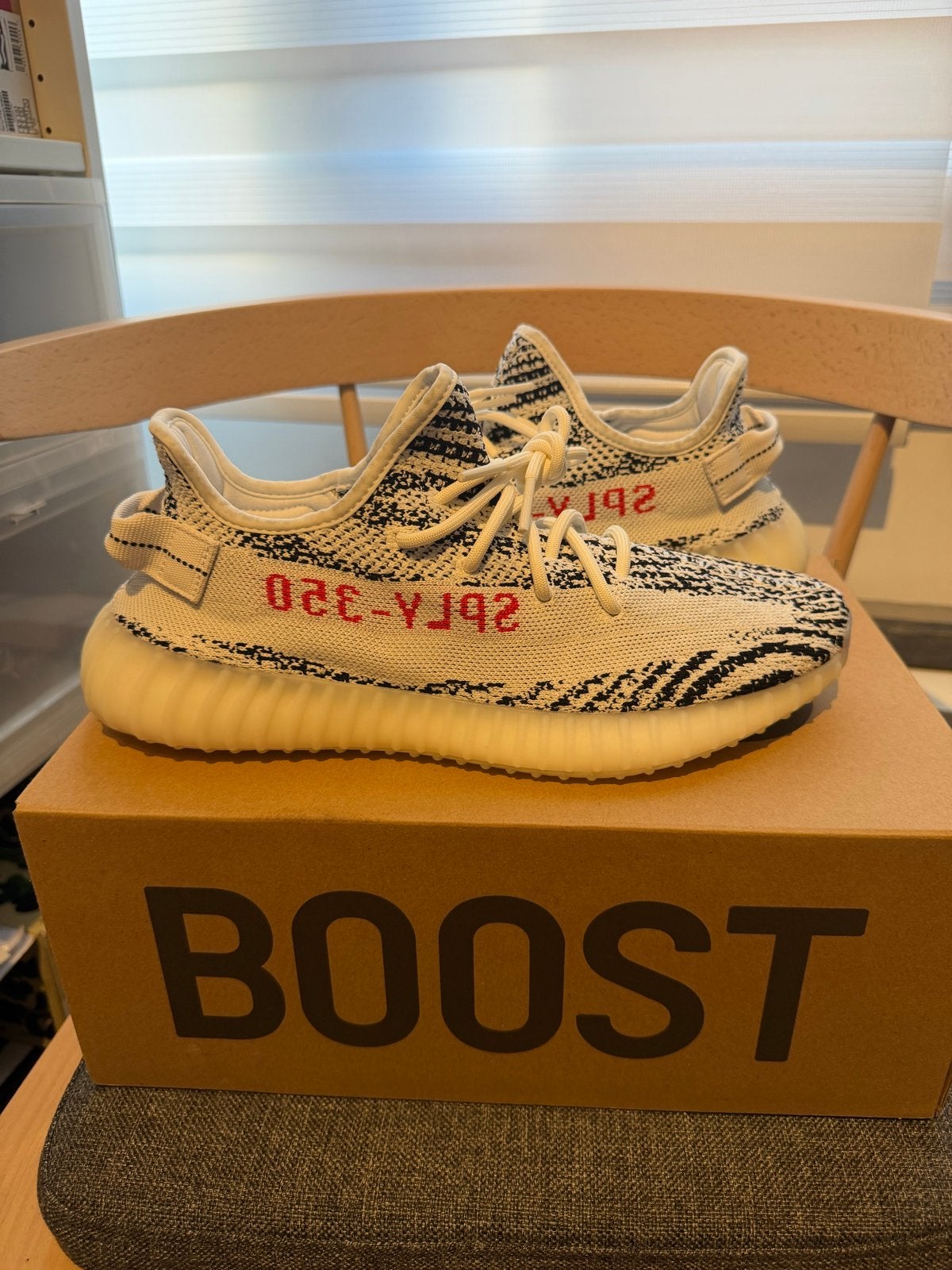 Adidas Yeezy Boost 350 V2 Zebra - Maat 43 1/3 - Deadstock, Kleding | Heren, Schoenen, Ophalen, Nieuw, Wit, Sneakers of Gympen
