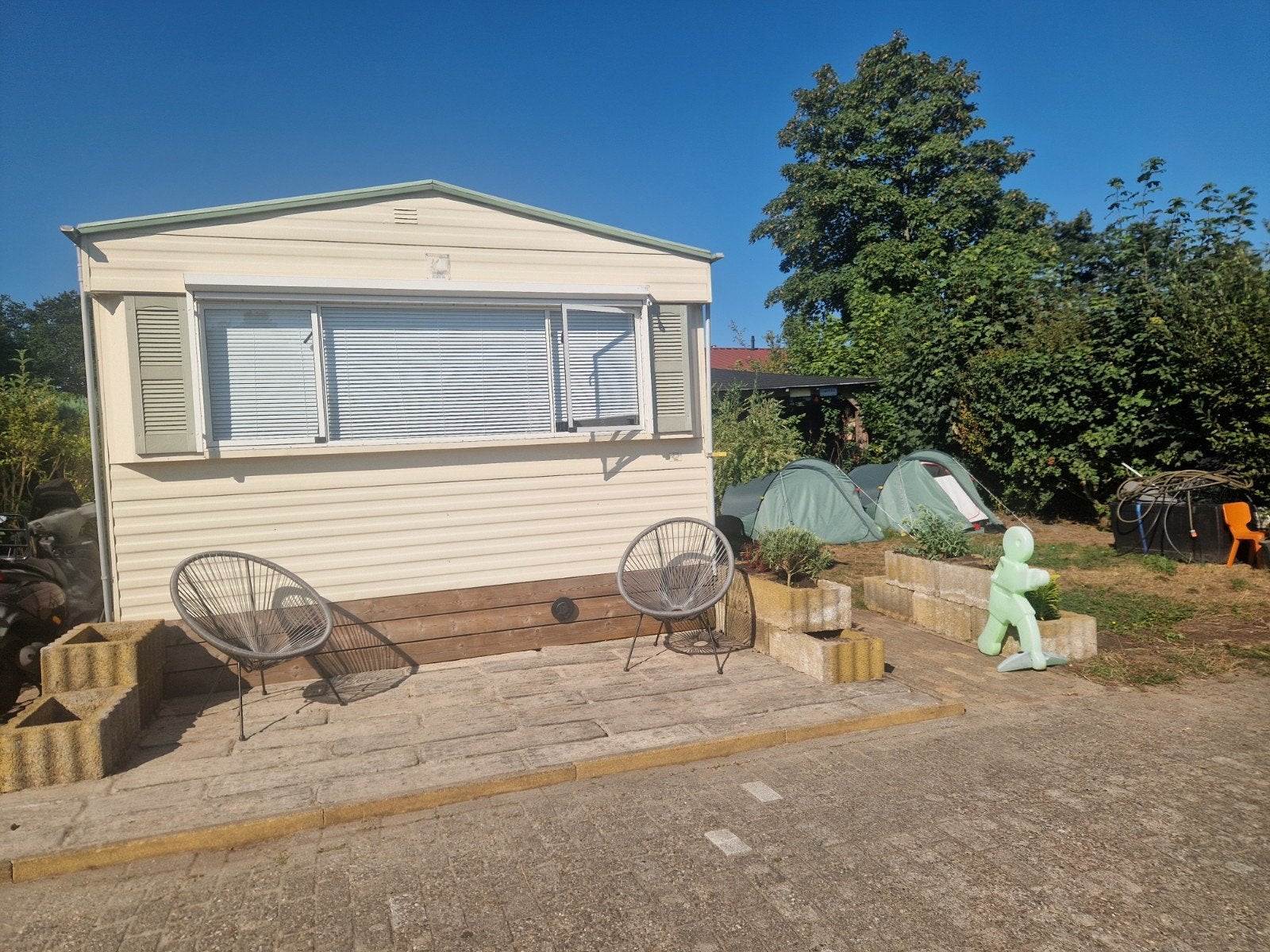 Stacaravan met ruime tuin en buitenkeuken, Caravans en Kamperen, Particulier, Rondzit, Koelkast