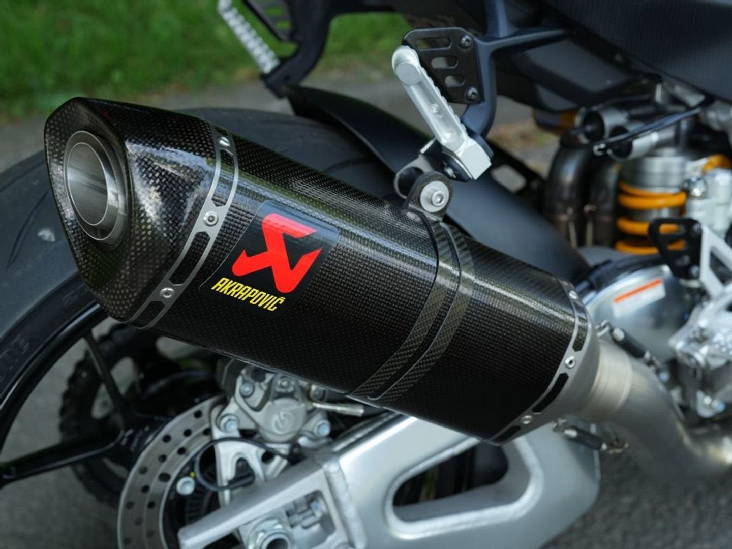 Aprilia Tuono V4 Factory | Akrapovic | 2024, 1077 cc, 4 cilinders, Bedrijf, Onbekend