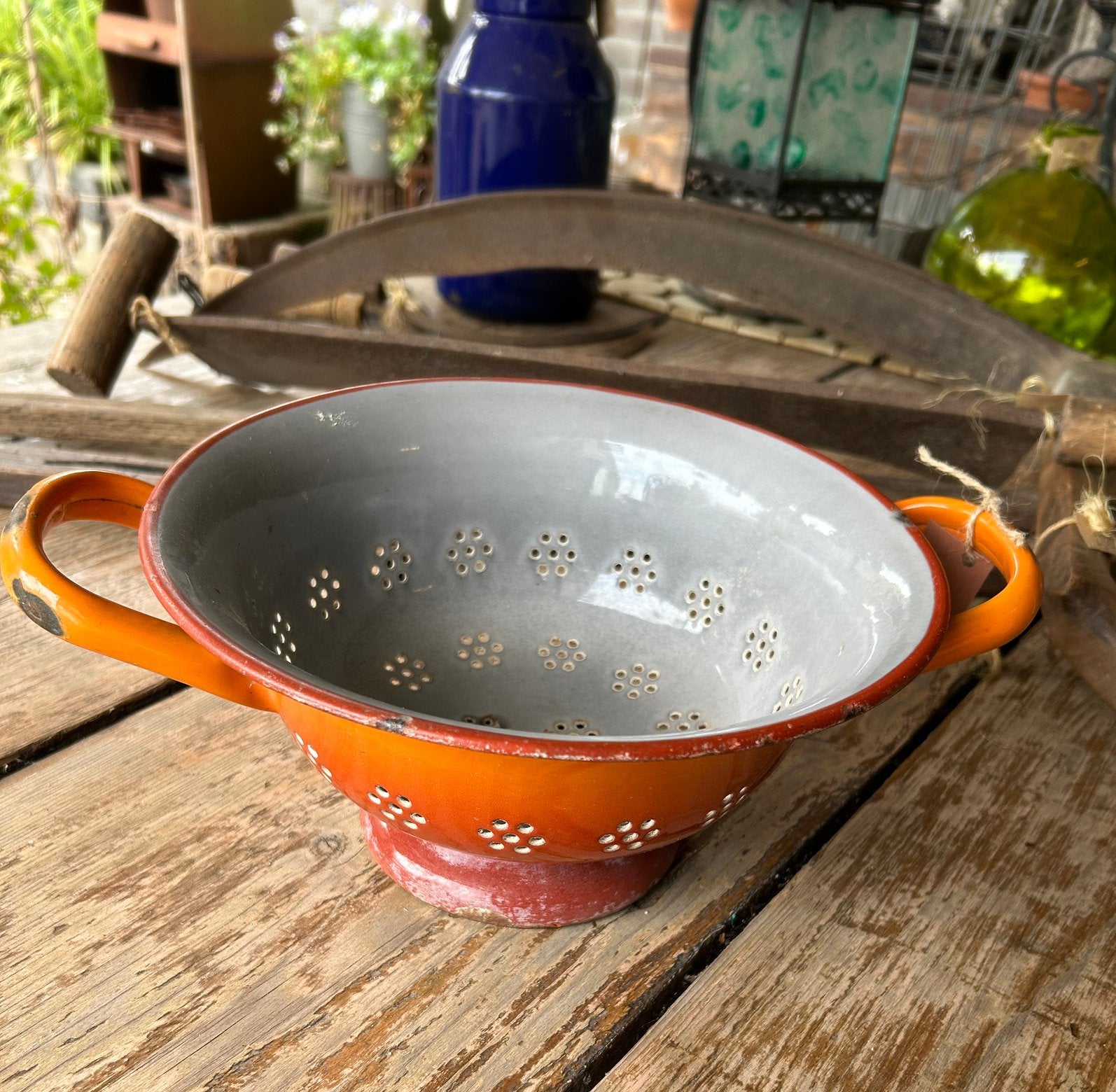 Oranje rode emaille vintage doorleefde vergiet, Antiek en Kunst, Ophalen of Verzenden