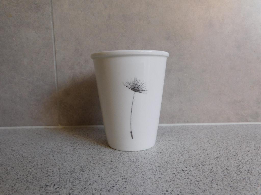 Mok 10x8 cm. De kunst is zo te leven... Martin Bril PLINT, Ophalen of Verzenden, Zo goed als nieuw, Overige stijlen, Kop(pen) en/of Schotel(s)