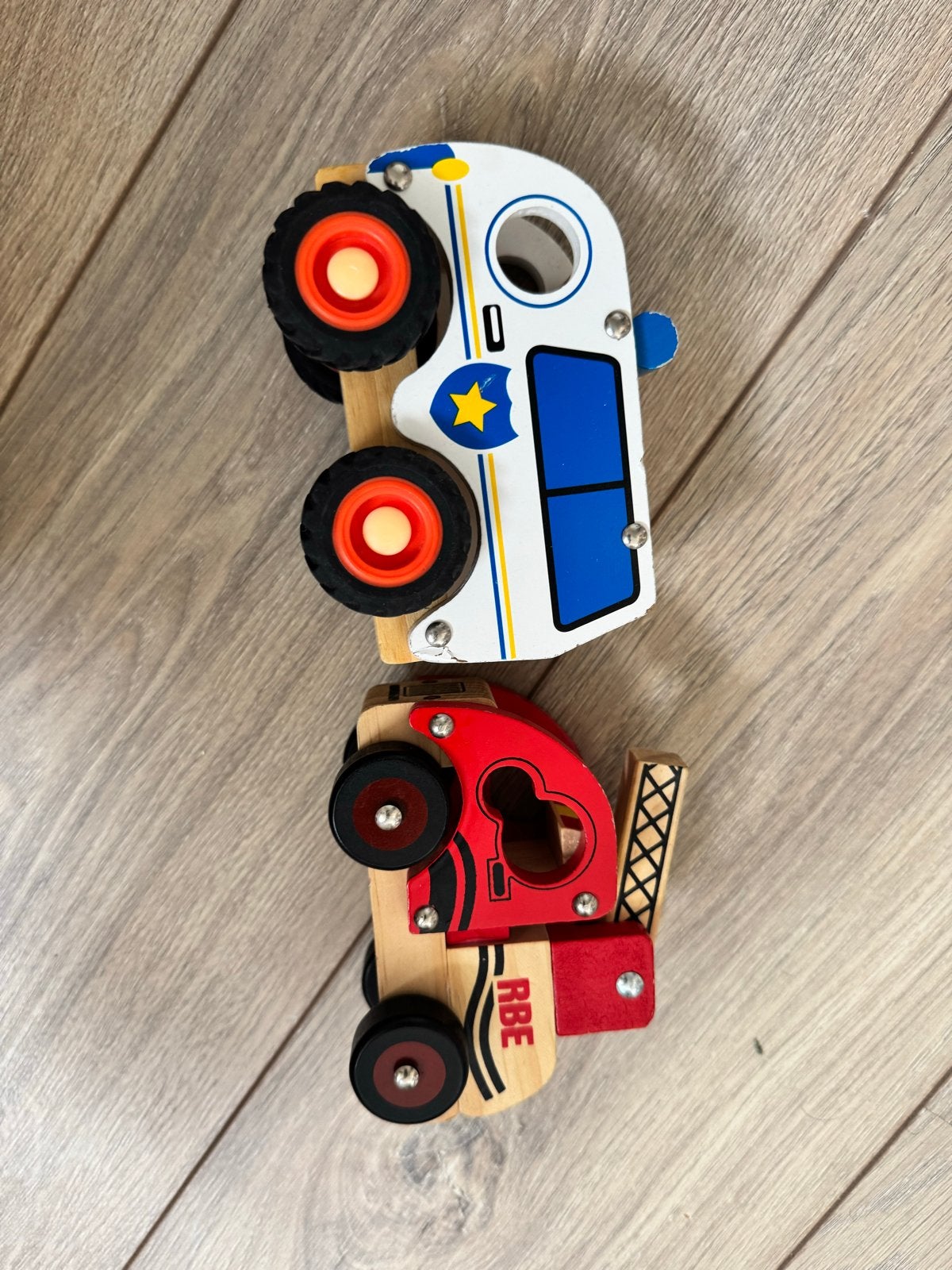 Houten speelgoedauto's: politiebus en brandweerwagen, Ophalen of Verzenden, Gebruikt, Duw- of Trekspeelgoed