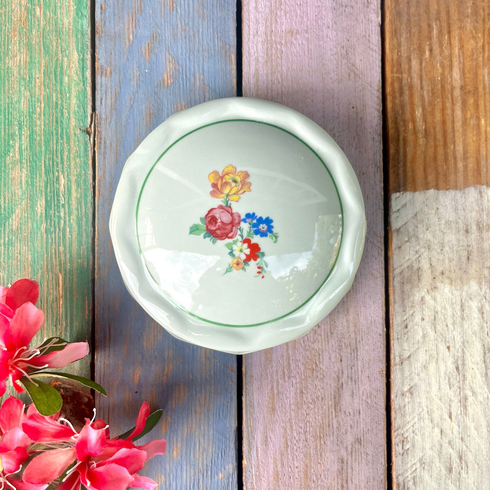 Vintage porseleinen dekseldoosje pastel groen met bloemetjes, Ophalen of Verzenden