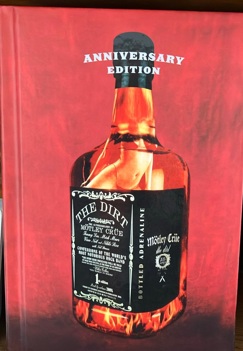 Motley Crue - the Dirt - anniversary editie, Boeken, Ophalen of Verzenden, Zo goed als nieuw, Artiest