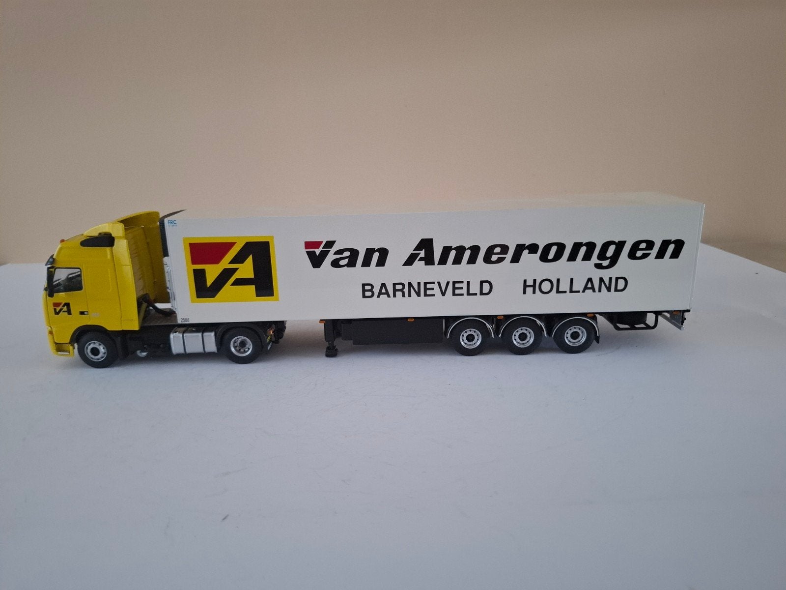Volvo FH met koeltrailer van Amerongen uit Barneveld van wsi, Hobby en Vrije tijd, Modelauto's | 1:50, Ophalen of Verzenden, Nieuw