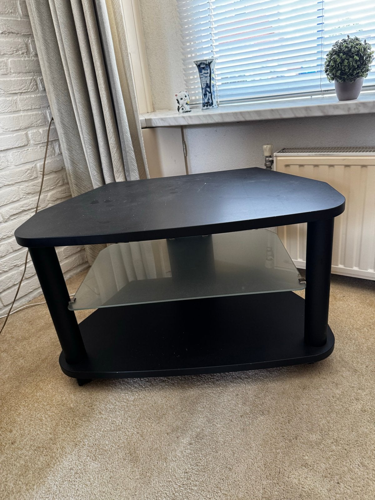 Zwart TV-meubel met glazen plank, Huis en Inrichting, Kasten | Televisiemeubels, Ophalen, Minder dan 50 cm, Gebruikt, Minder dan 25 cm
