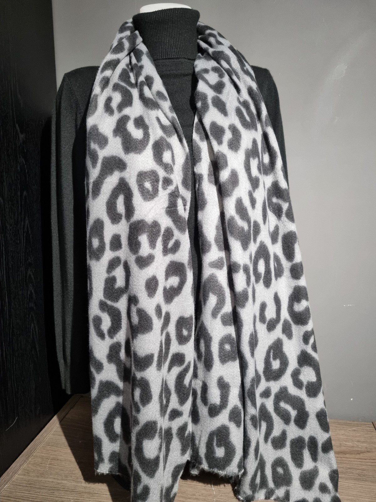 NIEUW! Luxe Grijze Panterprint Sjaal – Viscose & Kaschmier, Kleding | Dames, Verzenden, Nieuw, Sjaal
