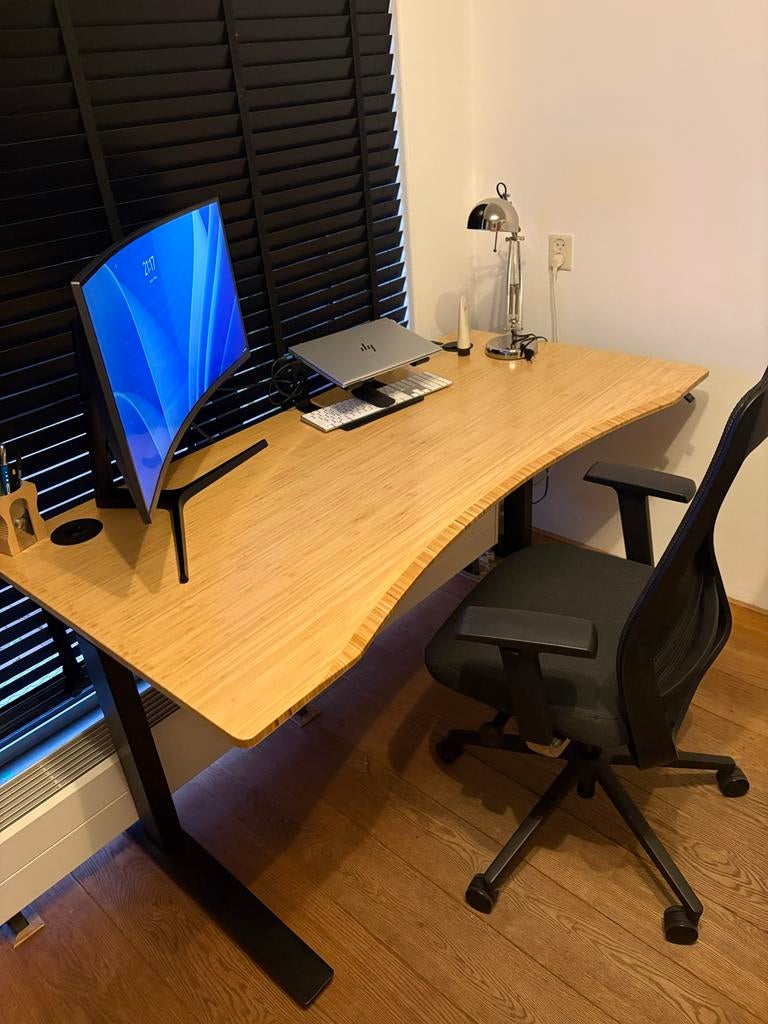 Jarvis height adjustable curve side table and office chair, Huis en Inrichting, Bureaus, Zo goed als nieuw, Zit-sta bureau, Modern