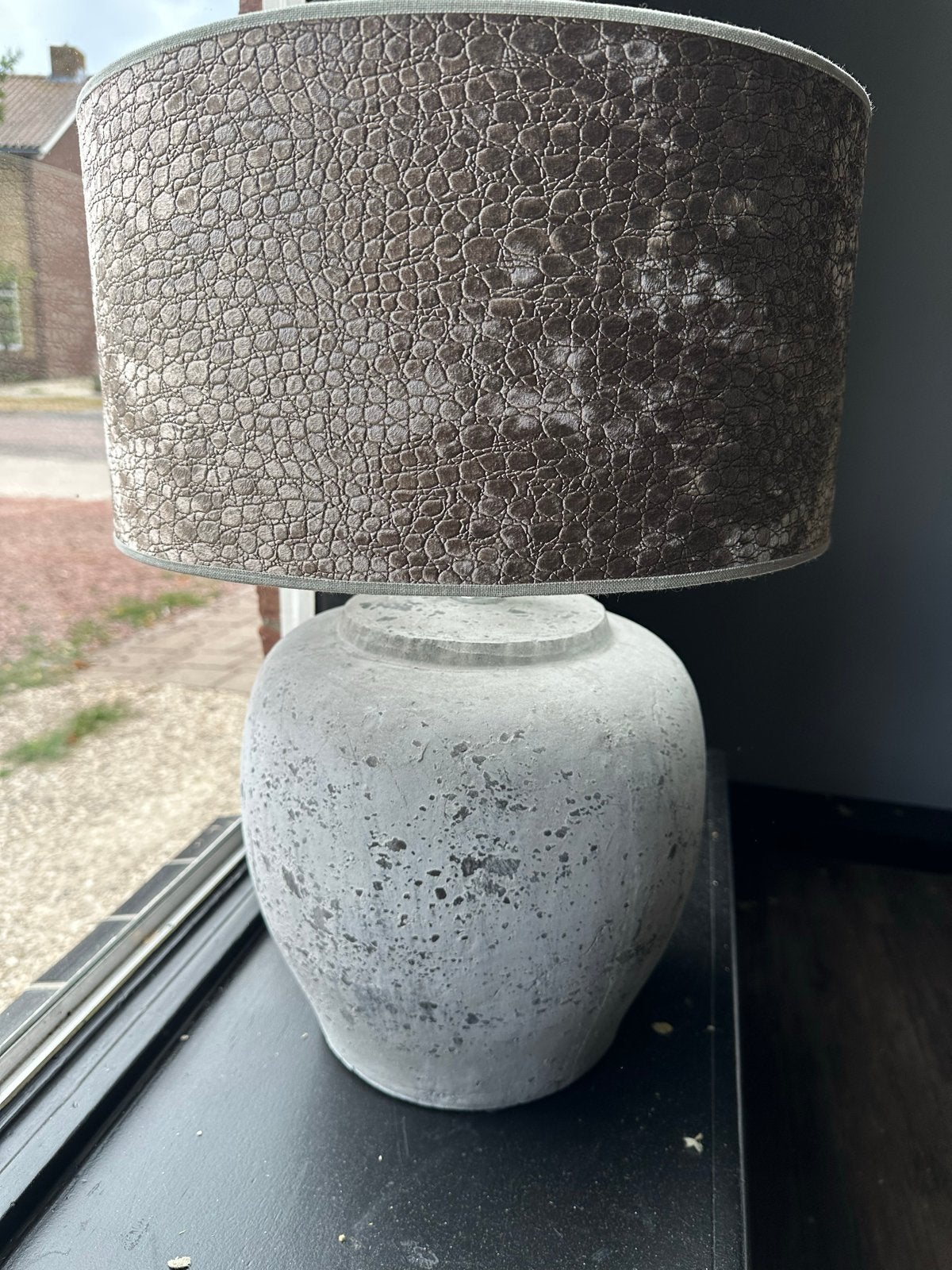 Stoere tafellamp met betonnen voet en croco-print kap, Huis en Inrichting, Ophalen, Overige merken, Grijs, Industrieel