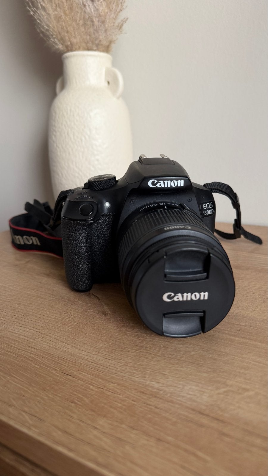 Canon EOS 1300D met 18-55mm kitlens, 2 accu's en batterygrip, Ophalen, Gebruikt, Canon, Lensdop