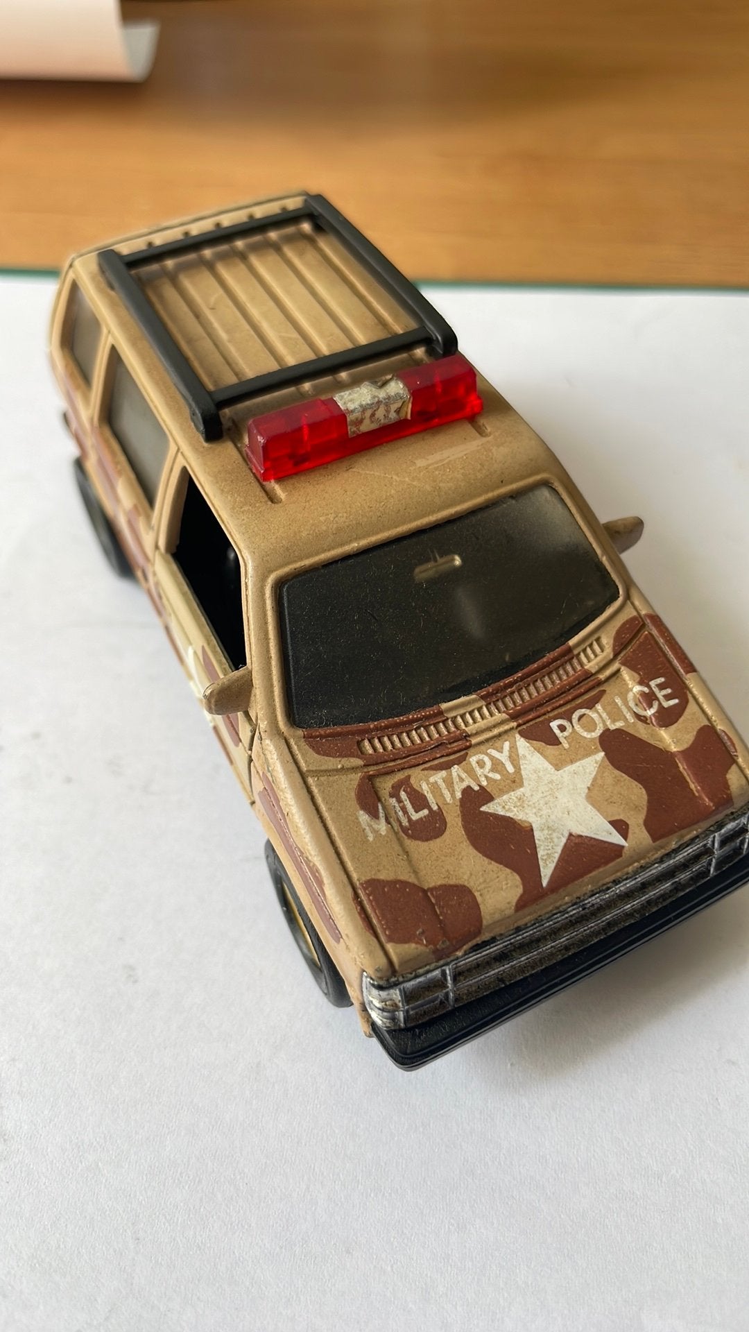 Terreinwagen Military Police, Hobby en Vrije tijd, Modelauto's | 1:43, Ophalen of Verzenden, Zo goed als nieuw