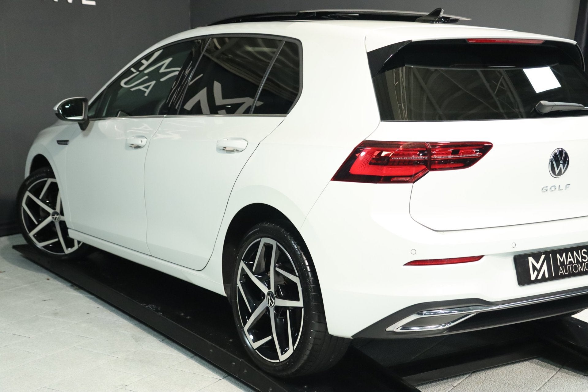 Volkswagen Golf 1.5 eTSI ACT / PANO / HUD / ACC / MEMORY / M, Auto's, Dealer onderhouden, 680 kg, 4 cilinders, Alcantara