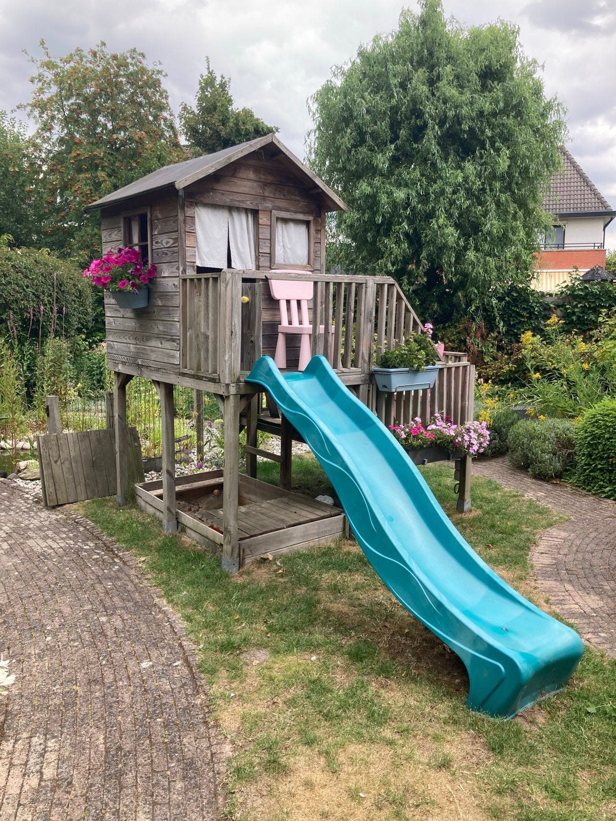 Houten speelhuisje met glijbaan, zandbak en balkon, Ophalen, Gebruikt, Zandbak