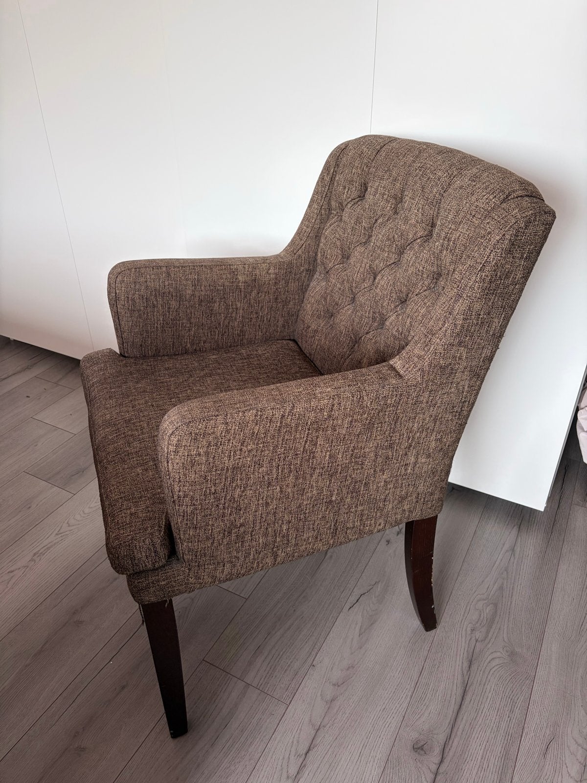 Comfortabele bruine fauteuil met knoopdetails, Ophalen, Bruin, Zo goed als nieuw, Eén