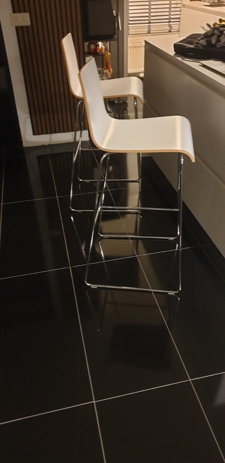 2 stijlvolle barkrukken - wit met chroom onderstel, Huis en Inrichting, Ophalen of Verzenden, Zo goed als nieuw, 90 cm of meer