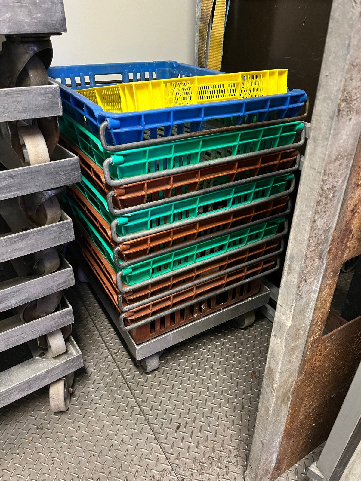 Stapelbare kratten met rolplateau, Ophalen, Gebruikt, Kunststof