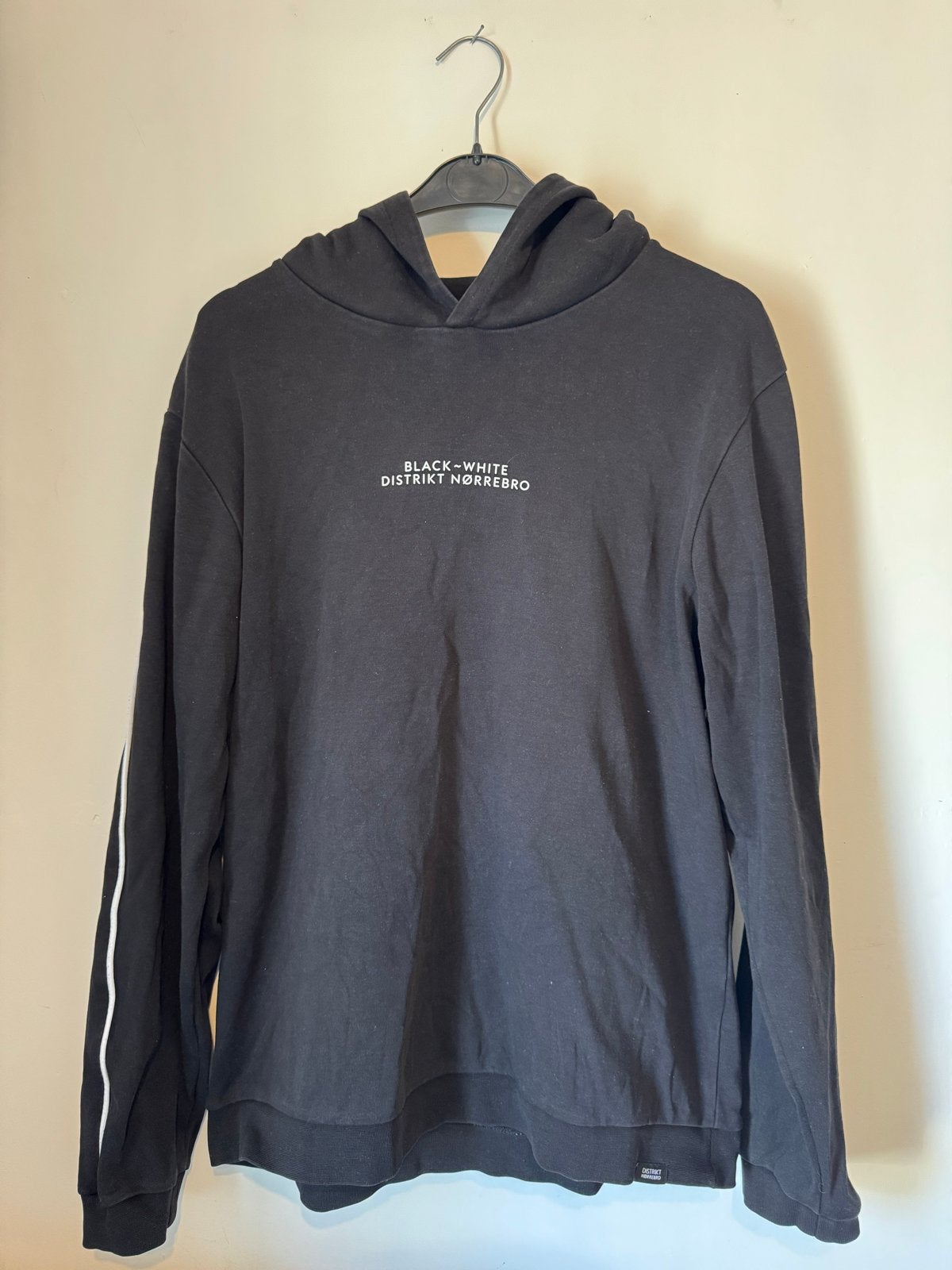 Zwarte hoodie met witte strepen - Distrikt Nørrebro, Ophalen of Verzenden, Gedragen, Overige maten, Zwart