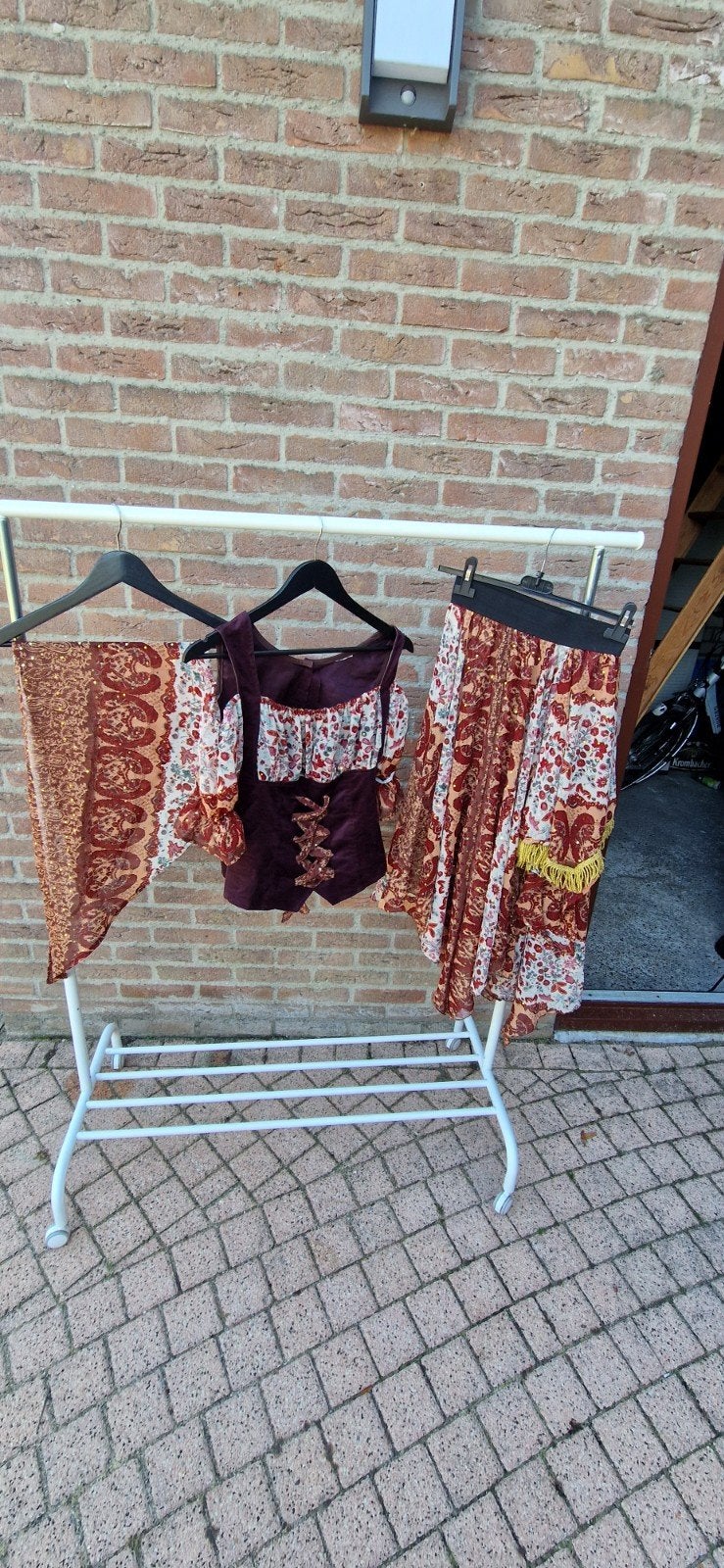 Carnavalskleding set: blouse, korset en rok maat S/M, Carnaval, Zo goed als nieuw, Kleding, Ophalen