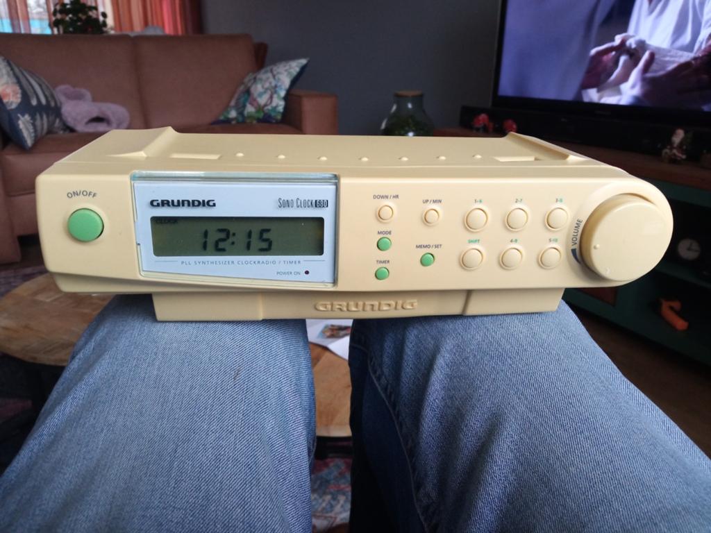 Grundig Sono Clock 680 PLL Wekkerradio, Ophalen of Verzenden, Gebruikt, Radio