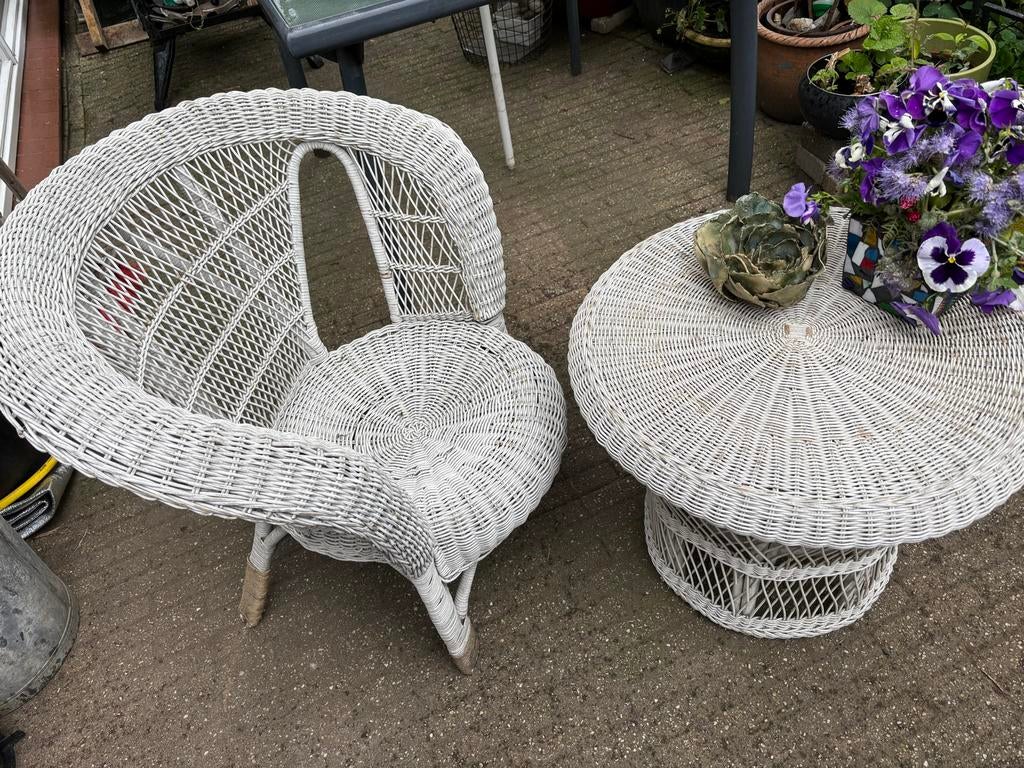 Witte rotan stoel en bijzettafel set ; doorsnee tafel 60 cm, Tuin en Terras, Tuinsets en Loungesets, Ophalen of Verzenden, Zo goed als nieuw