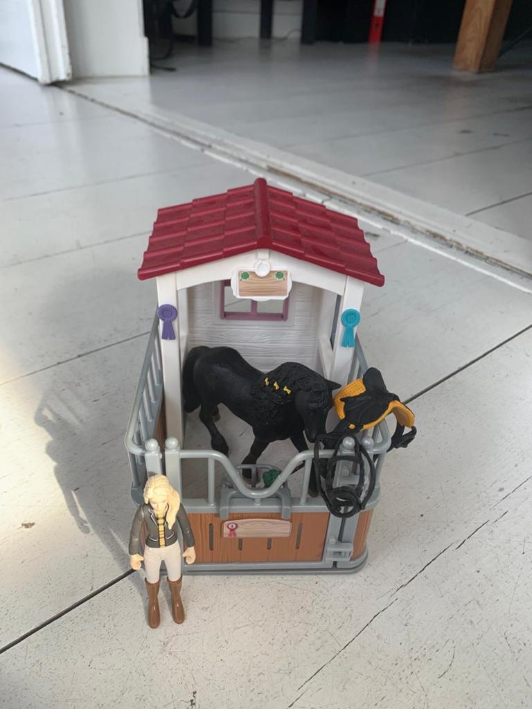 Schleich paardenstal met zwart paard en ruiter, Ophalen of Verzenden, Zo goed als nieuw, Jongen of Meisje