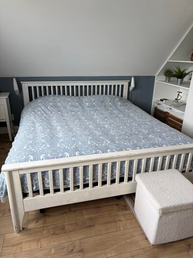 Houten 2 persoonsbed met matrassen en verstelbare bodems, Ophalen, Wit, Tweepersoons, Zo goed als nieuw