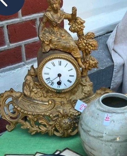 Antieke vuurvergulde klok met kleine beschadiging, Ophalen of Verzenden