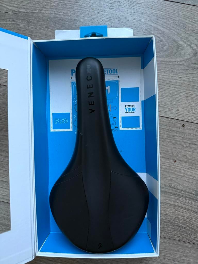 PRO Stealth Venec Zadel - Nieuw in doos, Ophalen of Verzenden, Nieuw, Zadel